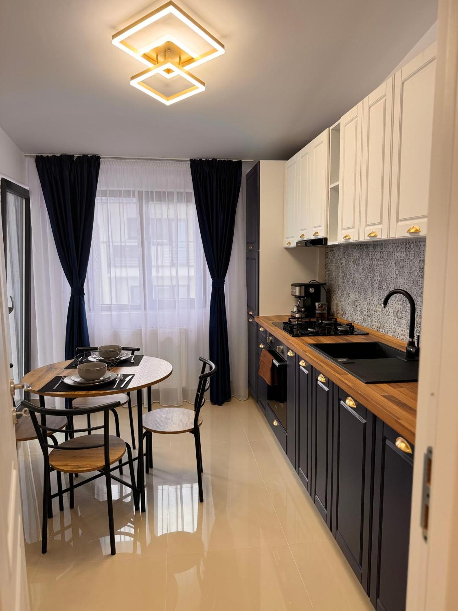 Jungle Loft Appartement Suceava Buitenkant foto